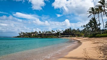 Playa en los alrededores, camastros y toallas de playa
