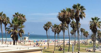 Amazing Proximity to the Beach and Bay with Direct Ocean Views!