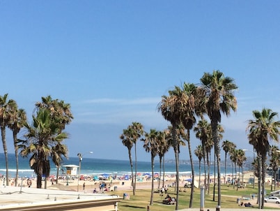 Amazing Proximity to the Beach and Bay with Direct Ocean Views!