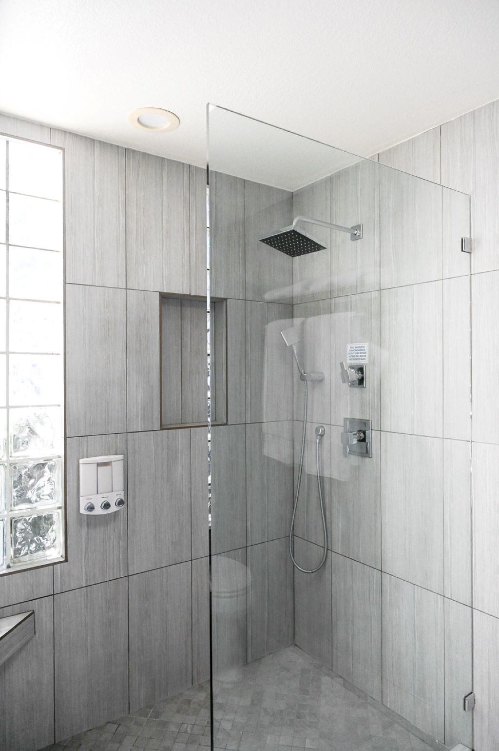 Douche, séchoir à cheveux, serviettes fournies, savon