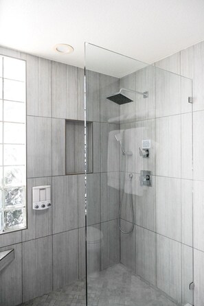 Dusche, Haartrockner, Handtücher, Seife
