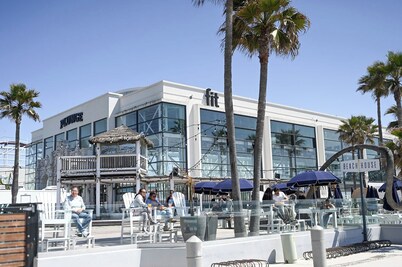 Amazing Proximity to the Beach and Bay with Direct Ocean Views!