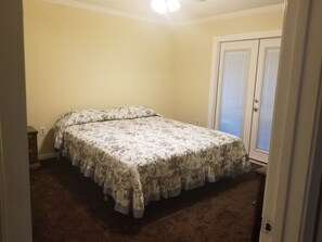 2 bedrooms, travel cot, free WiFi, bed sheets