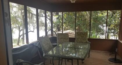 Yksityinen Lakefront Home w / kuisti ja laituri - kalaa, rentoutua; hiljainen ja varjoisa