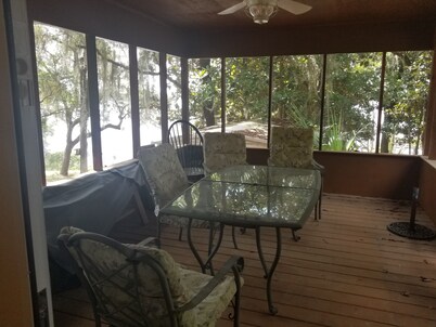 Private lakefront home w/porch & dock--fish, relax; quiet & shady