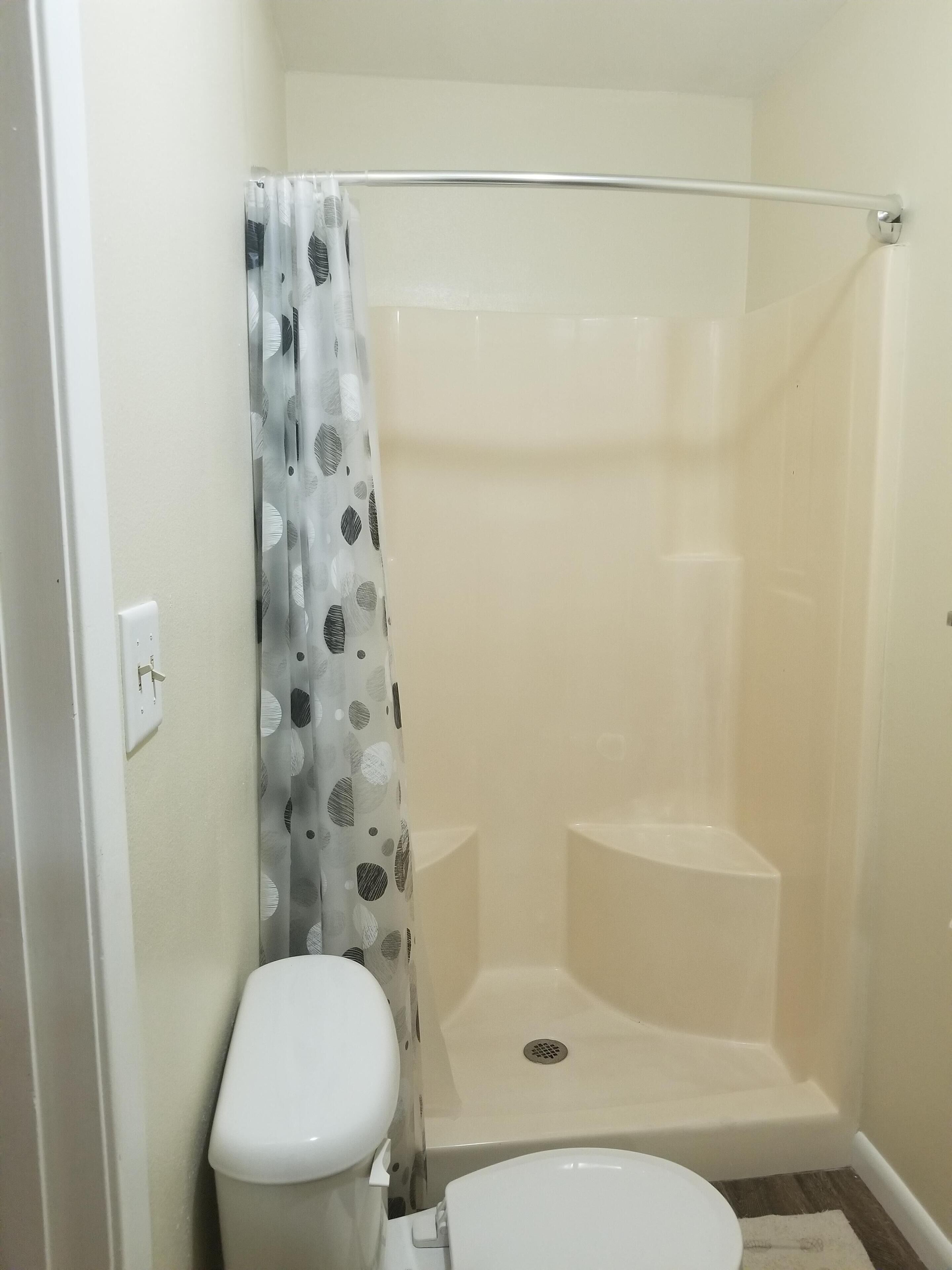 Duschwanne, Haartrockner, Handtücher, Toilettenpapier