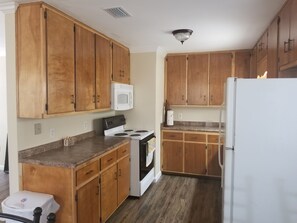 Kjøleskap, mikrobølgeovn, ovn og kokeplater