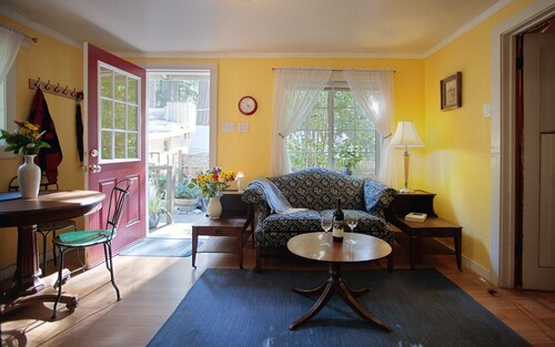 Raymond's Bakery - Creekside Cabin and Breakfast