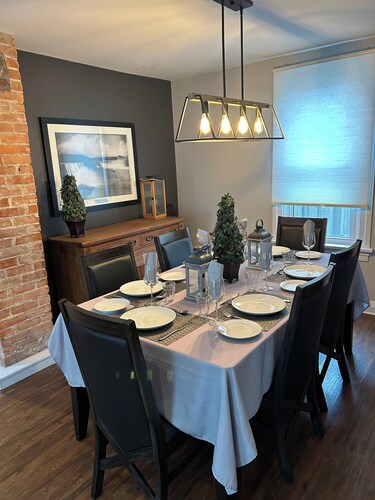 Entire house 10 minute walk to The Falls and all Attractions! No Car Needed