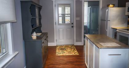 Entire house 10 minute walk to The Falls and all Attractions! No Car Needed