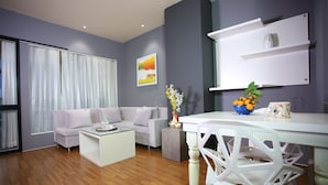 Un salon moderne avec un canapé, une table basse et une table à manger.