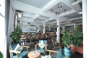 Dining - Apartment with Kitchen view to Ben Thanh Market  (Ho Chi Minh)