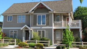 A two-story house with a balcony, a front porch, and a number 821 on the front. - Suite 16th - Old time charm, Free WiFi, Cable, Downtown (Paso Robles)