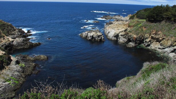 A coastal landscape with rocky cliffs and clear blue sea. - Suite 16th - Old time charm, Free WiFi, Cable, Downtown (Paso Robles)