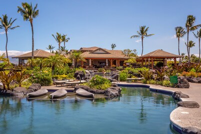 Luxurious Oceanfront Escape Awaits – Stunning Views & Top-Floor Waikoloa Living!