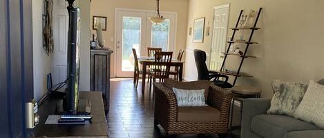 Smart-TV, DVD-Player, Bücher, Arbeitsbereiche