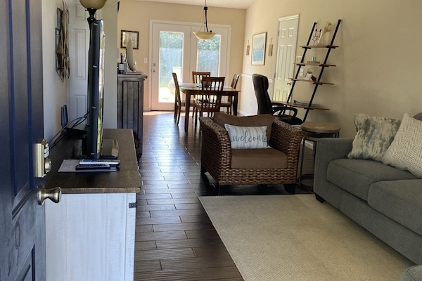 Smart TV, reproductor de DVD, libros, oficina