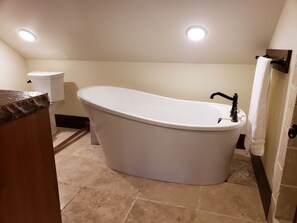 Haartrockner, Handtücher, Seife, Toilettenpapier