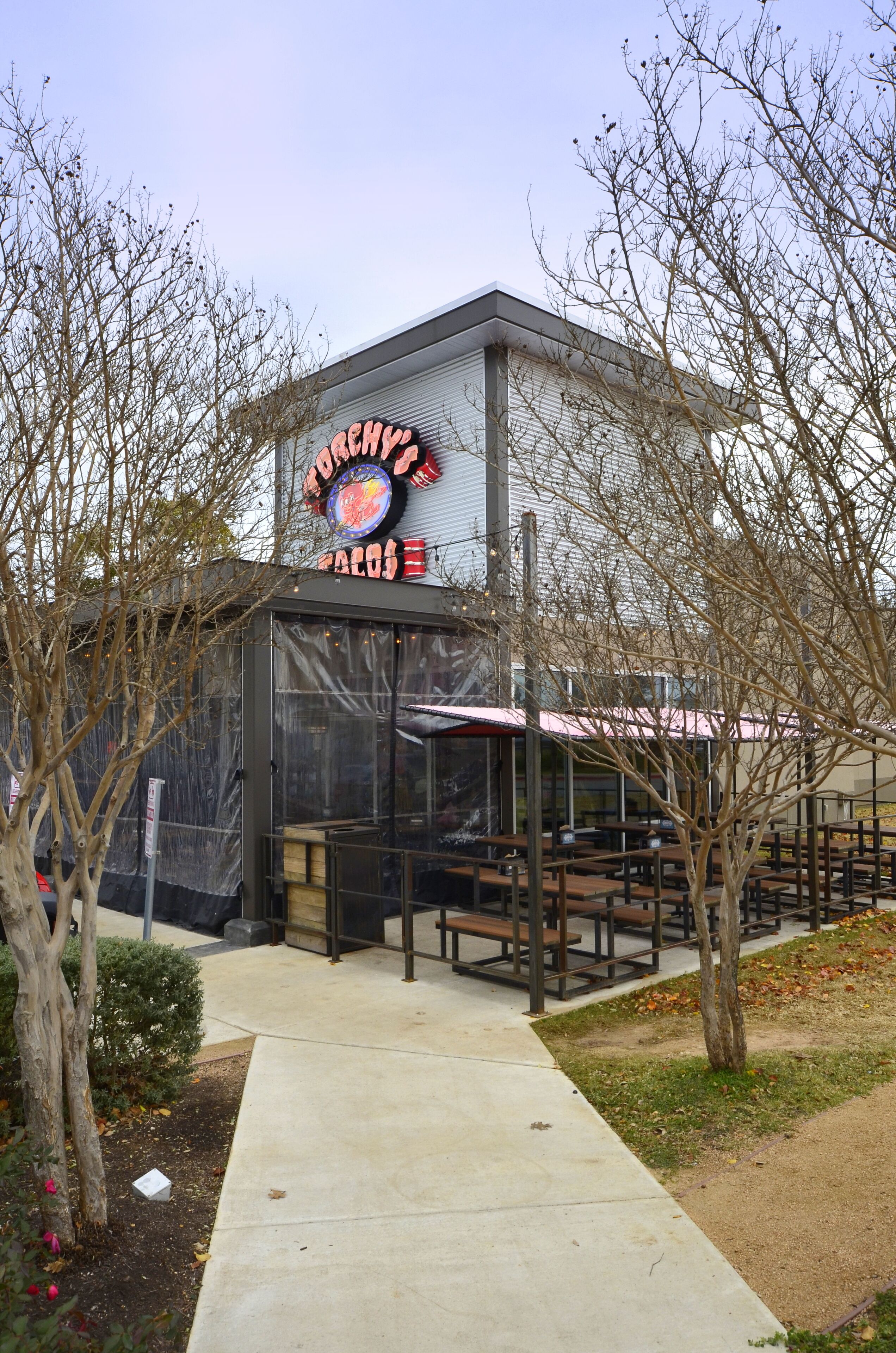 Un restaurant de tacos avec une terrasse et un patio couvert.
