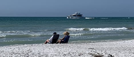 På stranden, solstolar och strandhanddukar