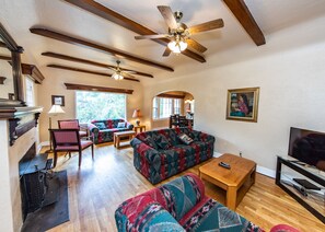 Televisión, chimenea, reproductor de DVD