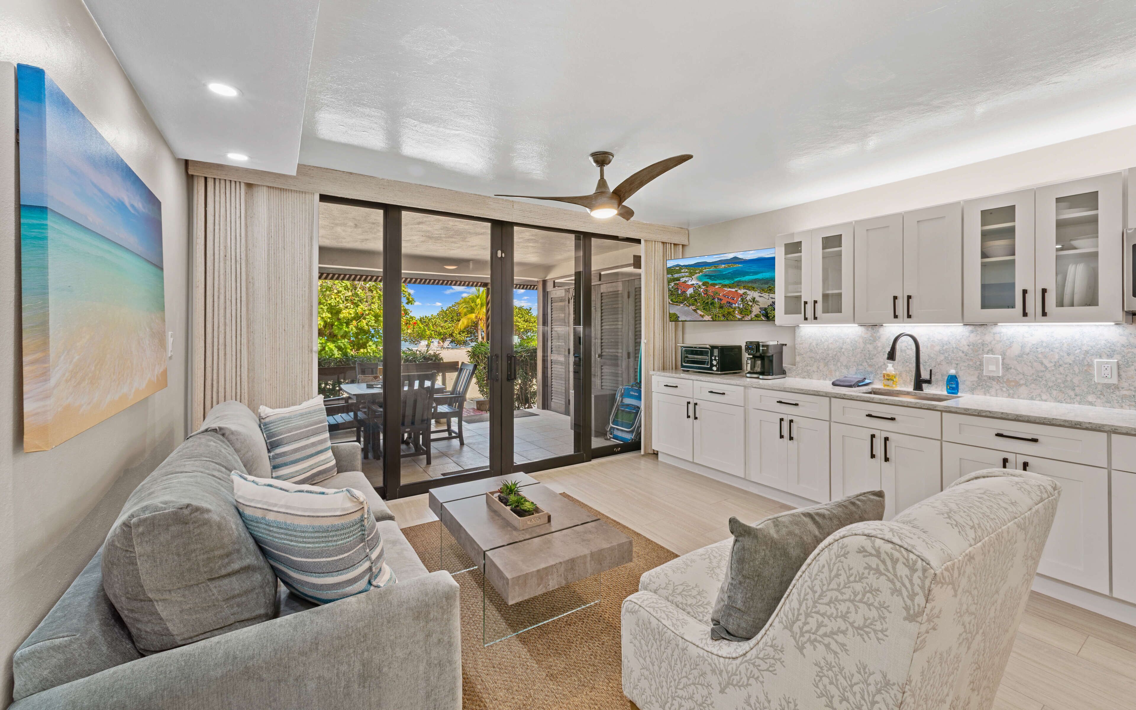 Smart-TV, bøker og stereoanlegg