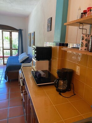 Réfrigérateur, four à micro-ondes, cafetière-théière, grille-pain