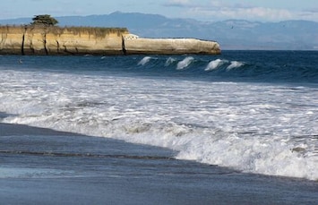 Short Walk to Twin Lakes Beach: Right the end of the Street!