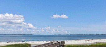 GANG TIL STRANDEN !!  Condo Renovert i 2016