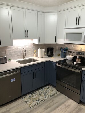 Refrigerador, microondas, horno, placa de cocina