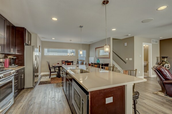 Fridge, microwave, oven, stovetop - Spacious Townhouse with Rooftop Deck! Super close to Downtown Denver! (Denver)