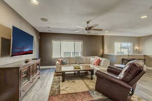 Smart TV - Spacious Townhouse with Rooftop Deck! Super close to Downtown Denver! (Denver)