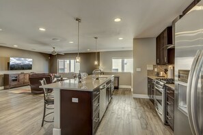 Fridge, microwave, oven, stovetop - Spacious Townhouse with Rooftop Deck! Super close to Downtown Denver! (Denver)