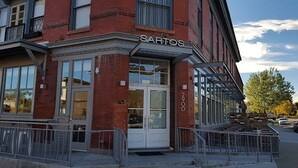 A building with a sign reading "SARTOS" and the address "2000".