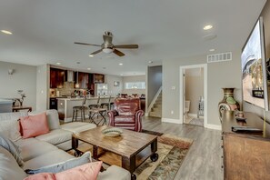 Smart TV - Spacious Townhouse with Rooftop Deck! Super close to Downtown Denver! (Denver)