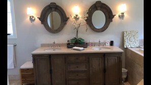 Ensemble douche/baignoire, sèche-cheveux, serviettes fournies, savon
