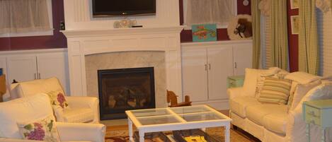 Smart TV, fireplace, DVD player, stereo