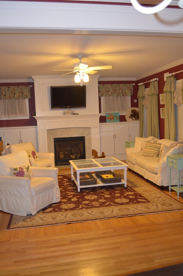 Smart-TV, Kamin, DVD-Player, Stereoanlage