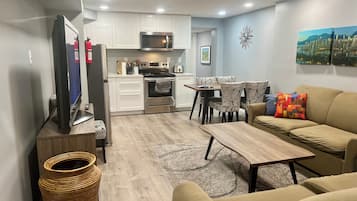 Een televisie, een open haard, Netflix en een dvd-speler