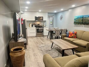 TV, fireplace, Netflix, DVD player - Beat the heat in The Starlight Suite! (Coquitlam)