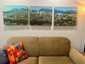 TV, fireplace, Netflix, DVD player - Beat the heat in The Starlight Suite! (Coquitlam)