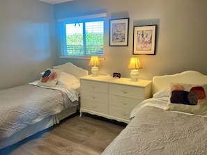 2 bedrooms, desk, iron/ironing board, free WiFi - Beat the heat in The Starlight Suite! (Coquitlam)