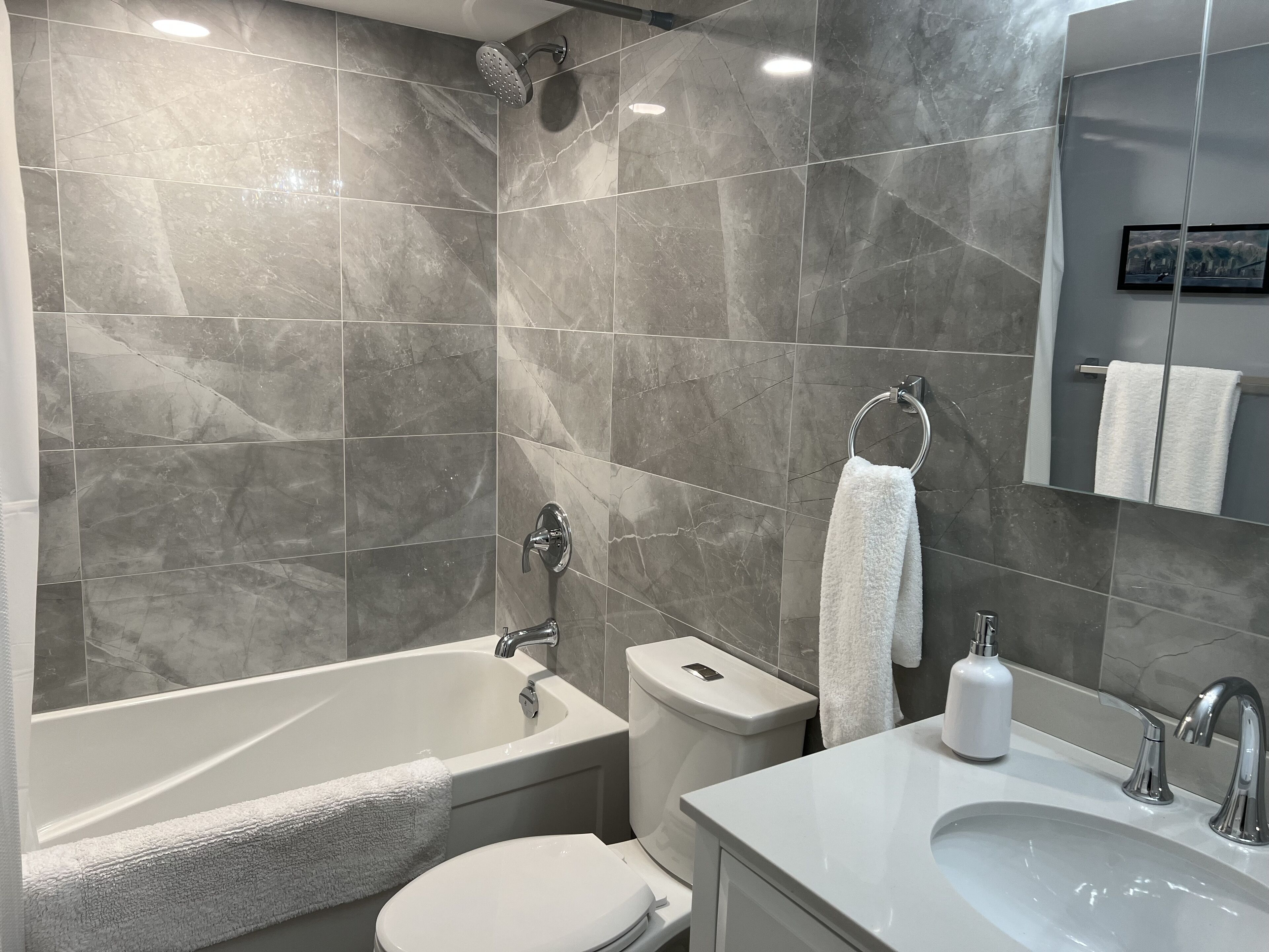 Combinazione doccia/vasca, asciugacapelli, asciugamani, sapone