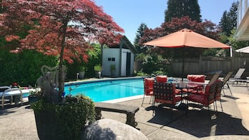 Una piscina al aire libre, una piscina climatizada