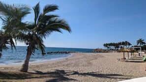 Ubicación a pie de playa, tumbonas y toallas de playa
