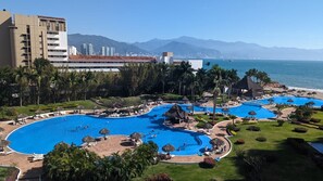 Una piscina al aire libre, una piscina con borde infinito