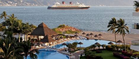 Outdoor pool, an infinity pool