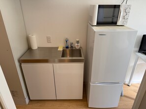 Microwave, cookware/dishes/utensils