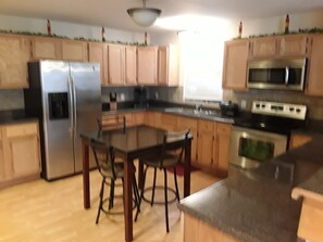 Refrigerador, microondas, horno y parrilla de estufa 