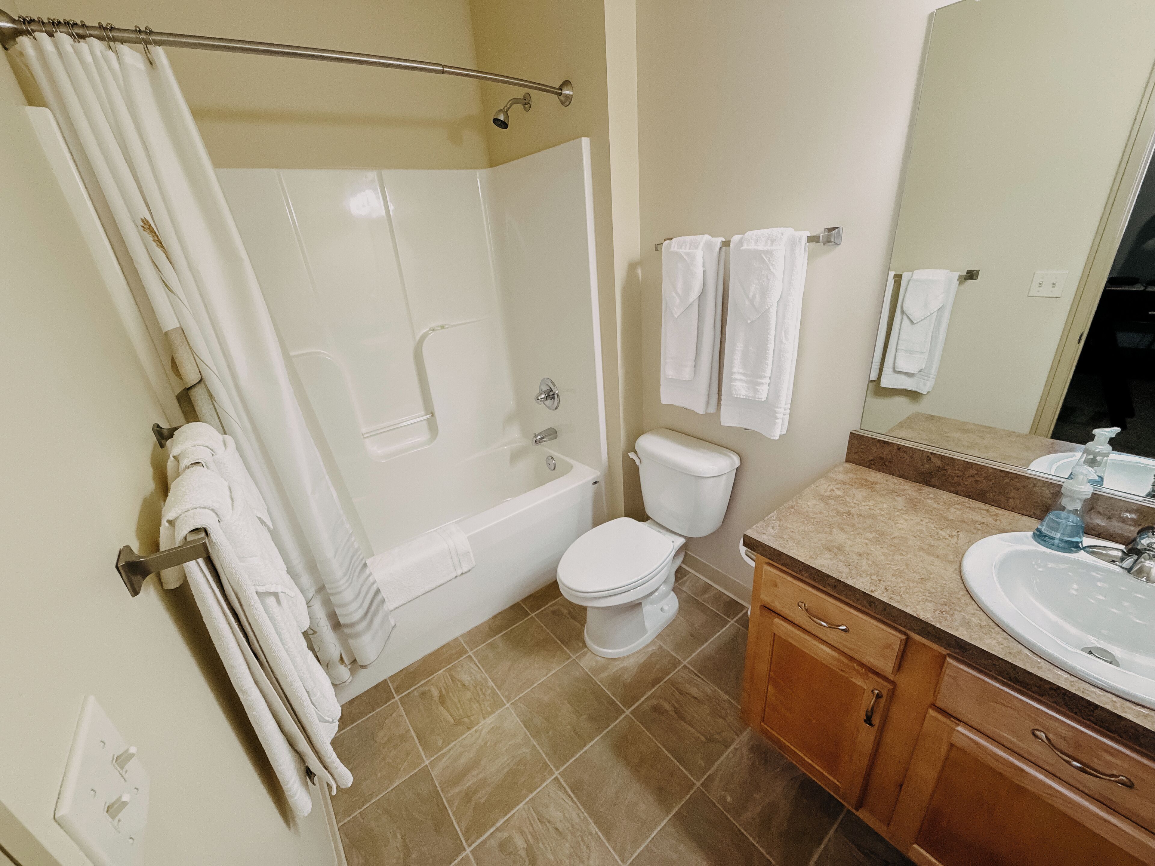 Un baño con bañera, inodoro y lavabo.